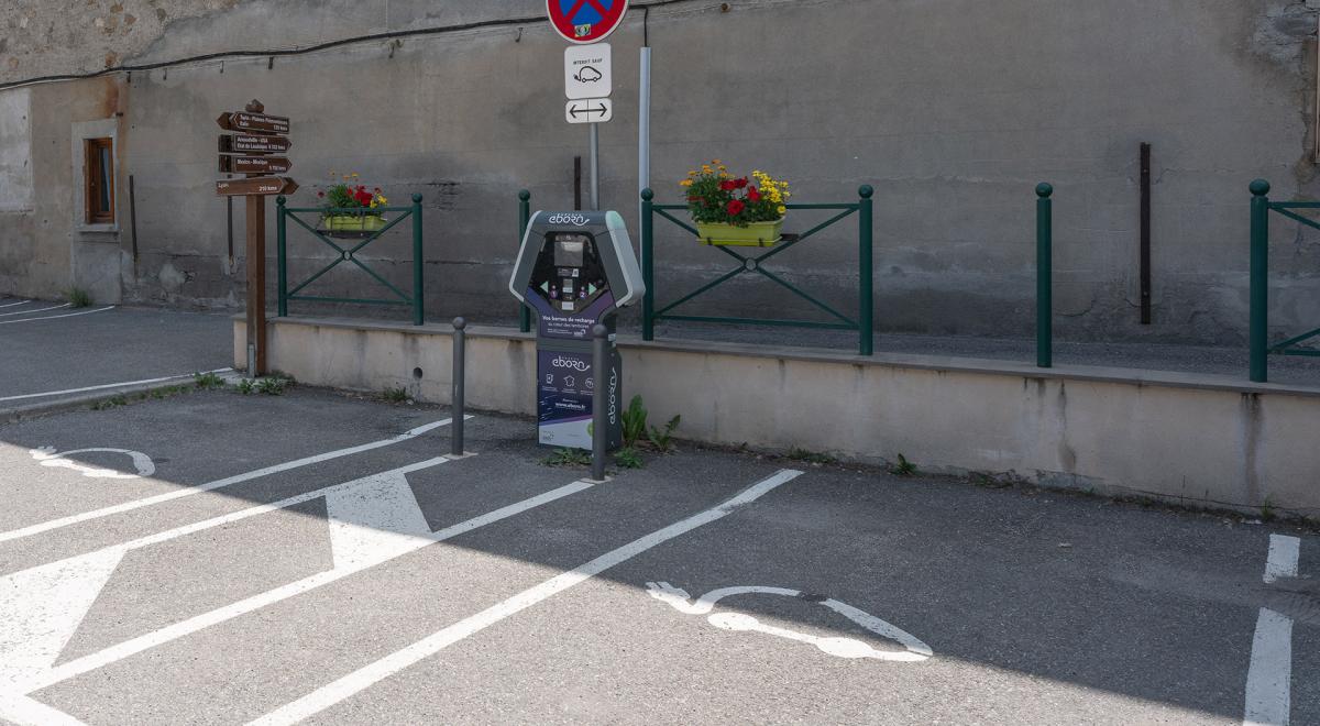 Borne de recharge pour véhicules électriques - Place d'Arnaudville, Jausiers - Borne de recharge pour véhicules électriques - Place d'Arnaudville, Jausiers