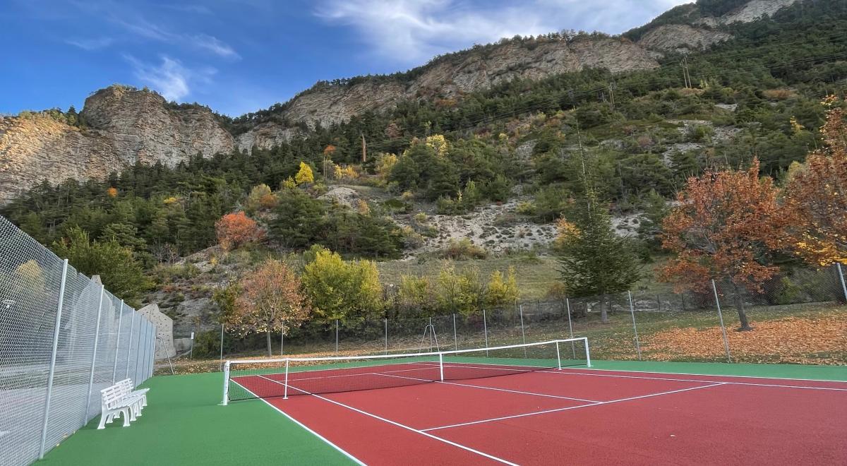 Terrain de tennis rénové_Jausiers
