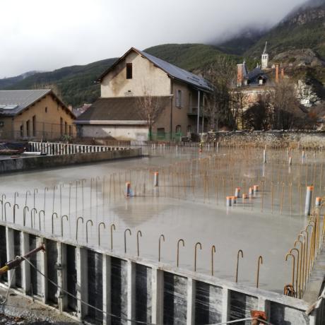 Dalle coulée avec le ferraillage pour les murs