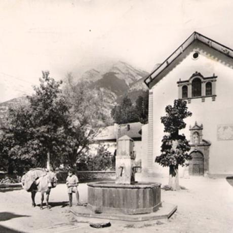 Eglise Saint-Nicolas_place fontaine_carte_Postale©Commune de Jausiers