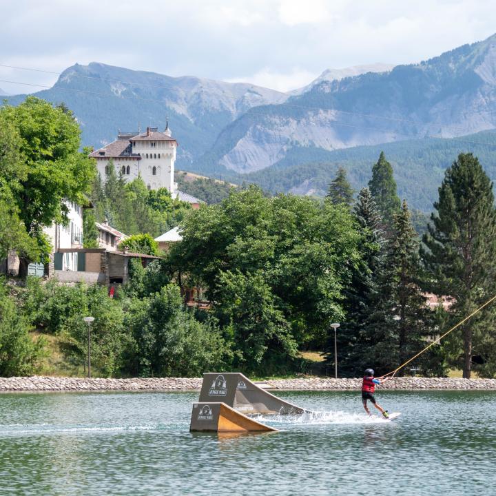 Wakeboard au plan d'eau de Jausiers ©UbayeTourisme (3)